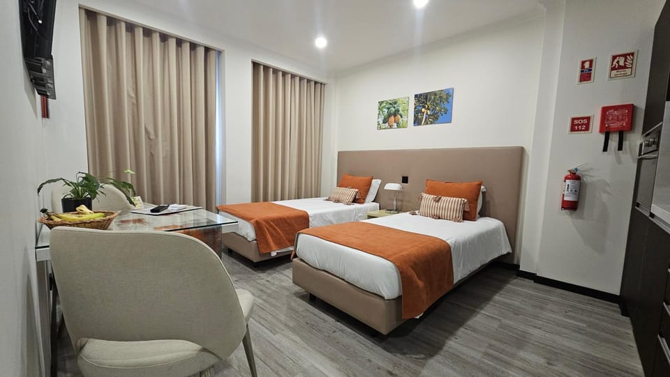 Bed, TV and multimedia, Photo of the whole room, Seating area, Bedroom