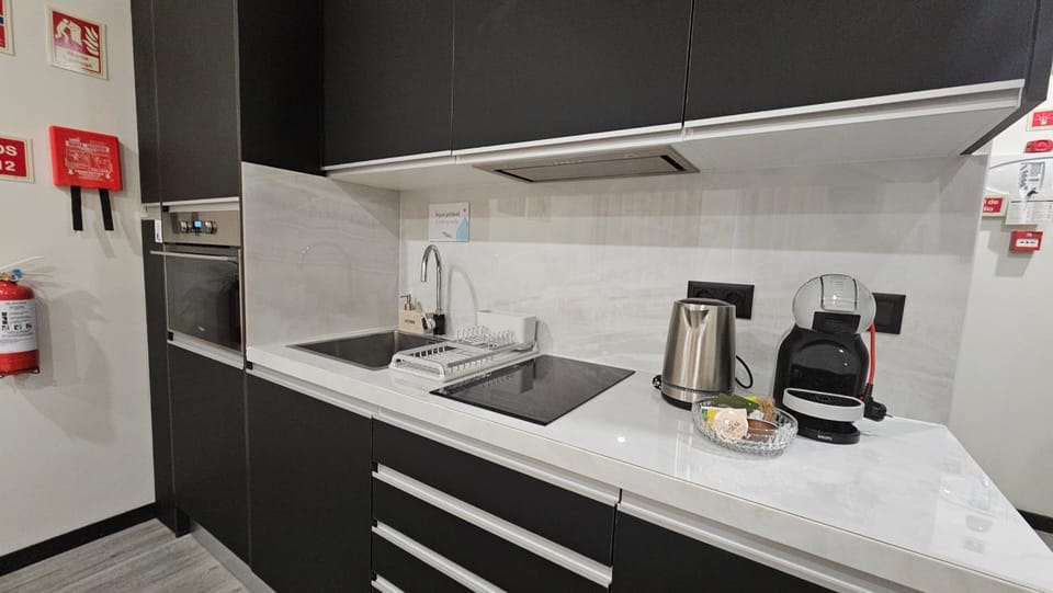 Coffee/tea facilities, Kitchen or kitchenette, stove, toaster