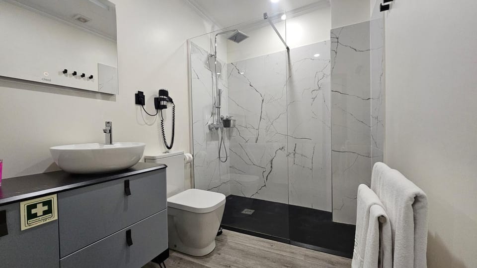 Shower, Toilet, Bathroom, towels
