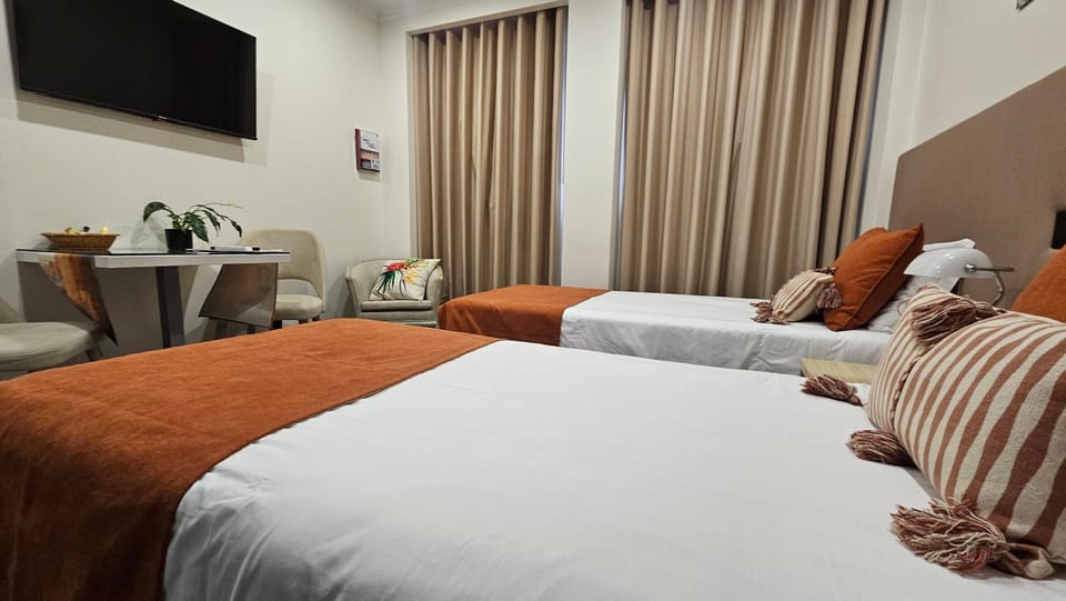 Bed, TV and multimedia, Photo of the whole room, Bedroom