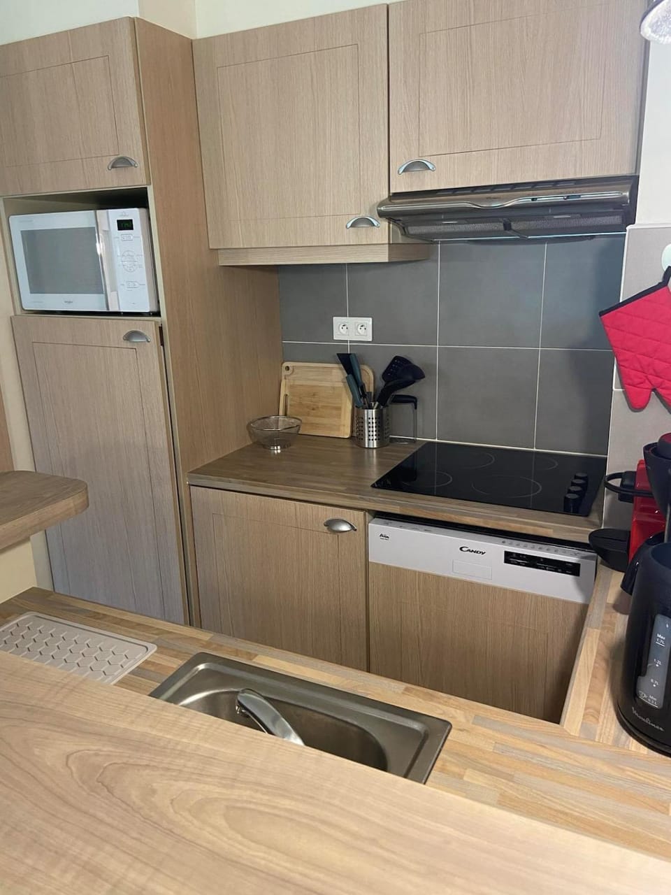 Kitchen or kitchenette, dishwasher, oven, pet friendly, stove, toaster