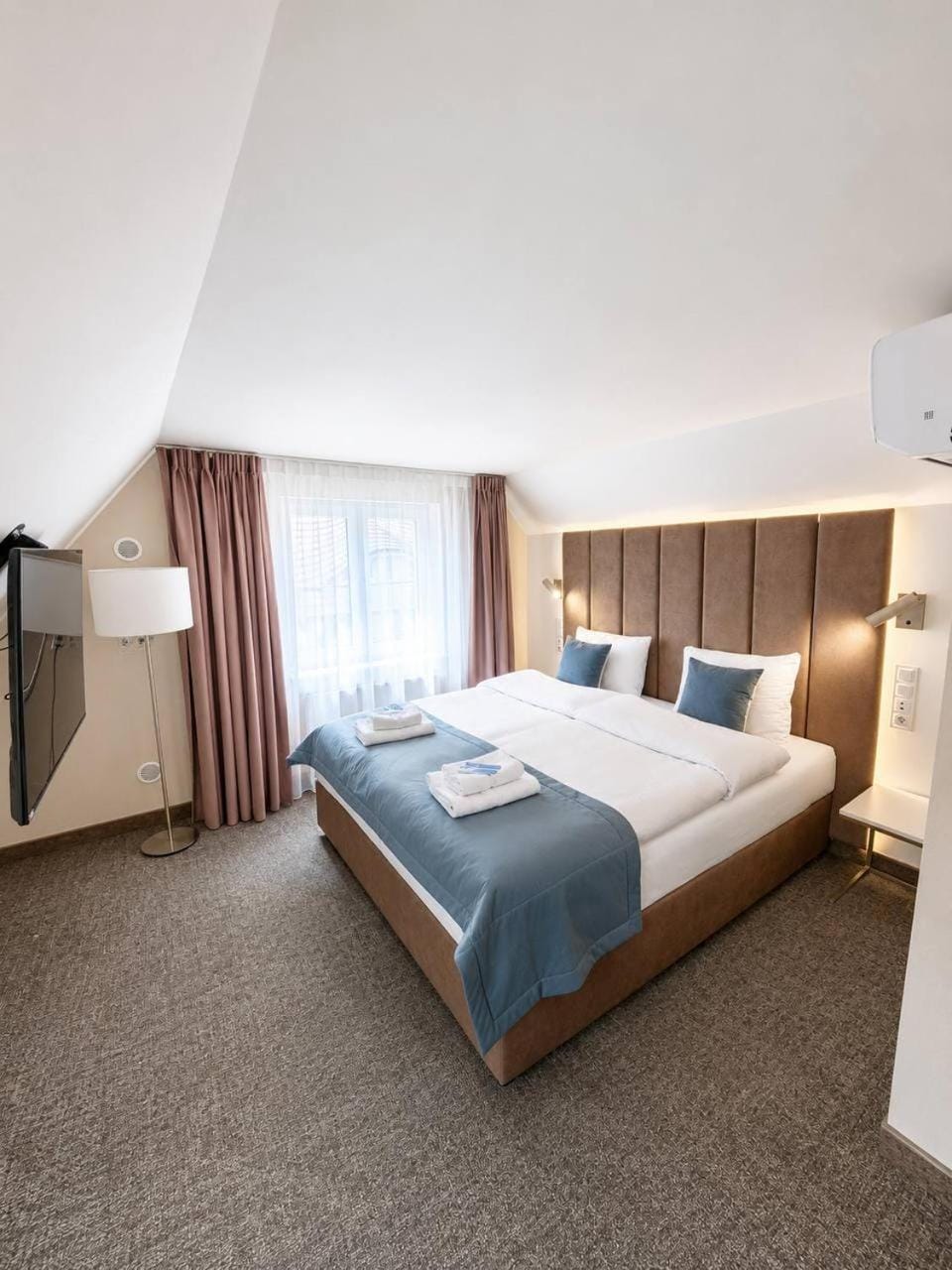 Oysters & Bubbles Gastro Rooms Rynek Square Apartment hotel in Poznan