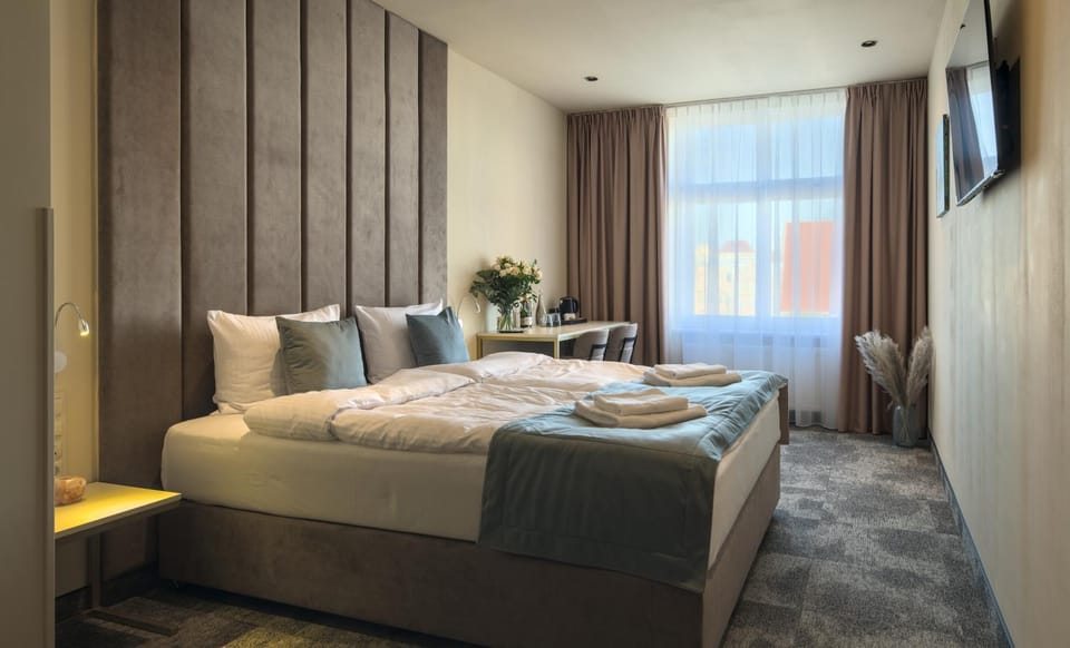 Bed, TV and multimedia, Living room, Photo of the whole room, Seating area, Bedroom, towels