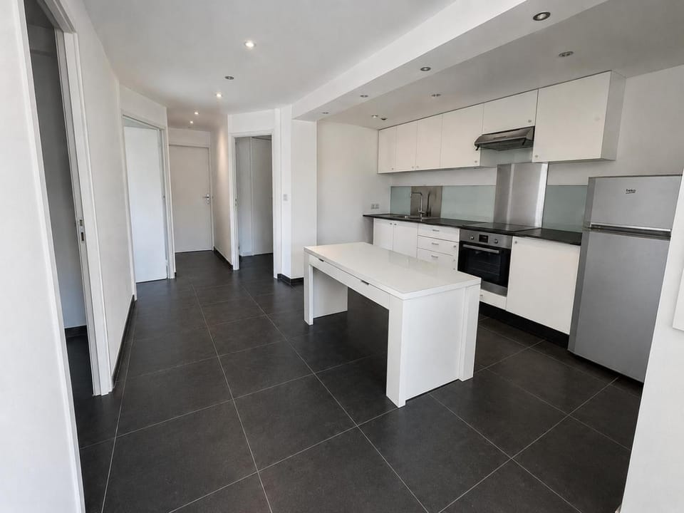 Kitchen or kitchenette, oven, stove