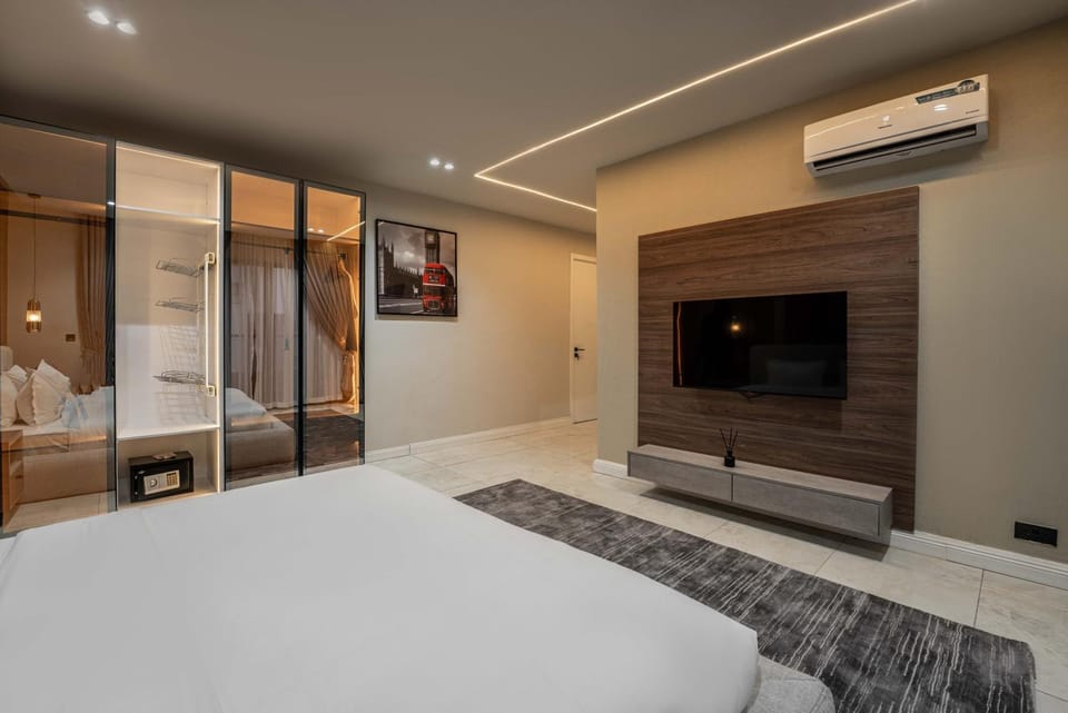 Bed, TV and multimedia, Photo of the whole room, Bedroom, internet, wardrobe, air conditioner