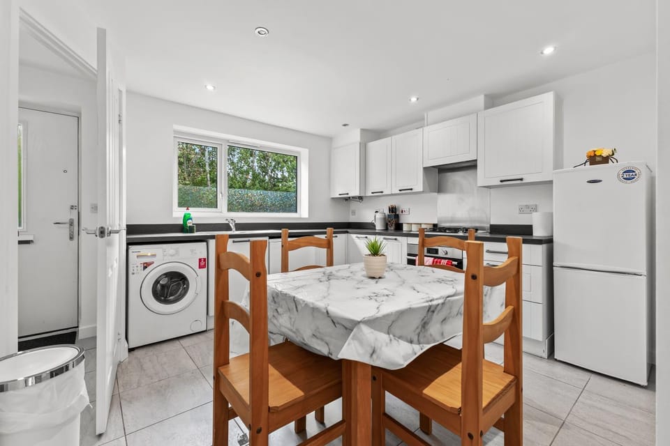 Kitchen or kitchenette, Dining area, dishwasher