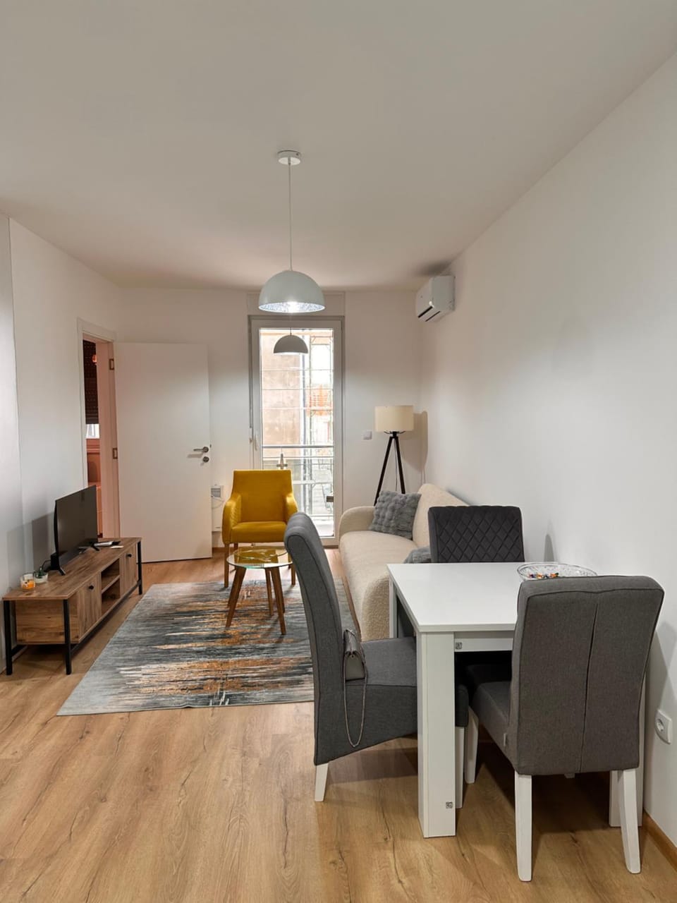 TV and multimedia, Living room, Seating area, air conditioner