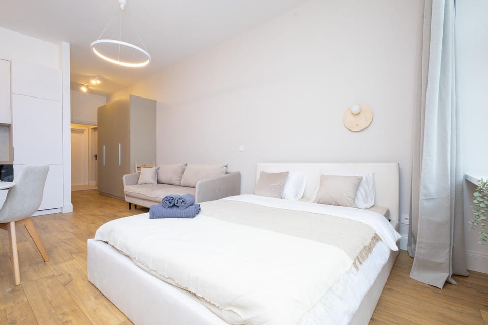 Bed, TV and multimedia, Living room, Photo of the whole room, Seating area, Bedroom, towels, wardrobe