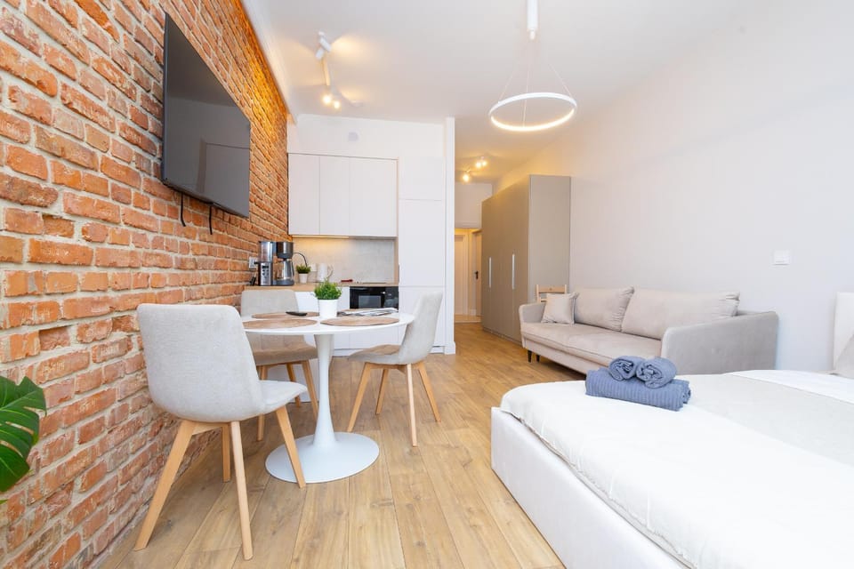 Bed, TV and multimedia, Kitchen or kitchenette, Living room, Photo of the whole room, Seating area, Dining area, Bedroom, towels