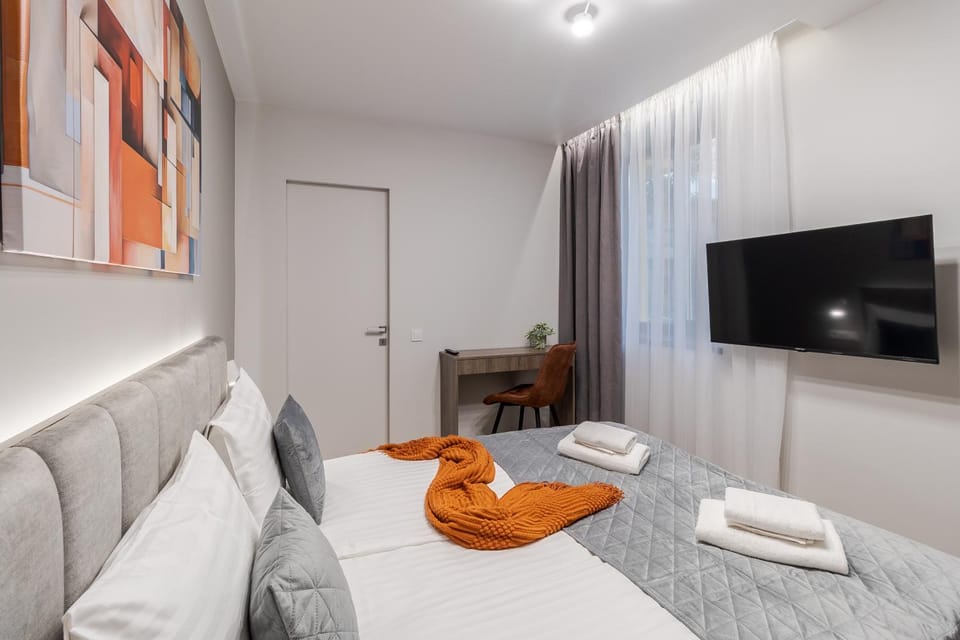 Bed, Bedroom, towels
