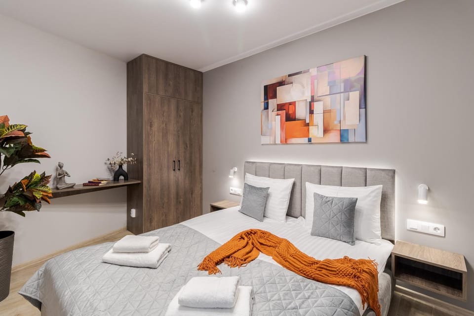 Bed, Seating area, Bedroom
