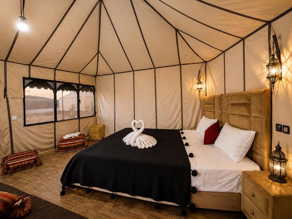 Bed, Photo of the whole room, Seating area, Bedroom, towels