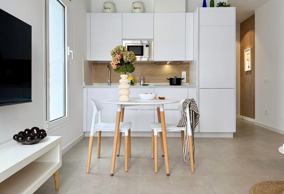 TV and multimedia, Kitchen or kitchenette, Dining area, stove, toaster