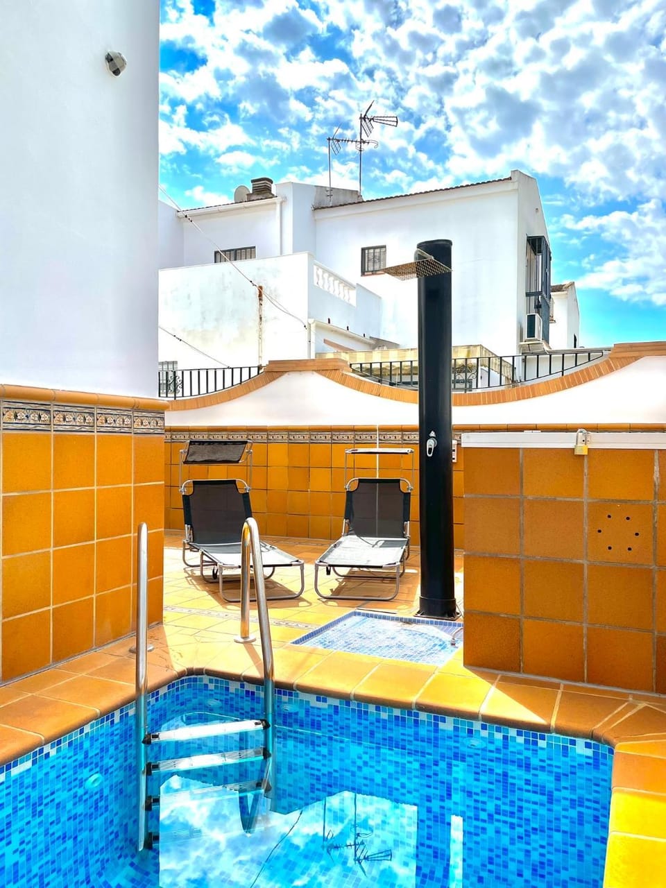 Swimming pool, sunbed