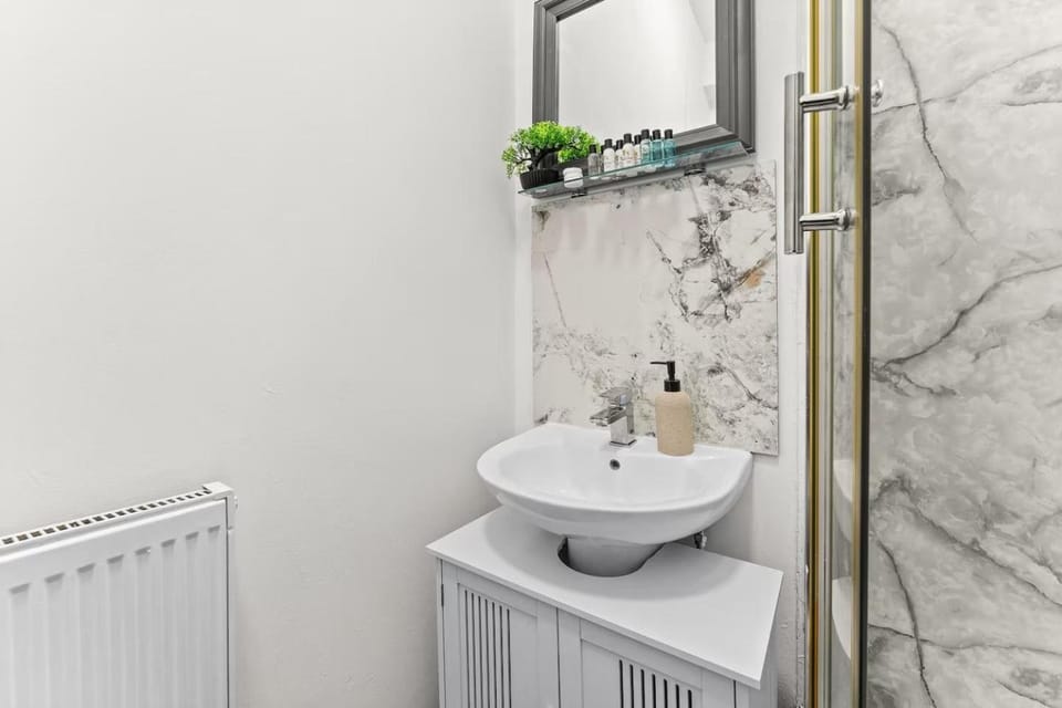 3 Bedroom Apt at Birmingham J Q with Parking Apartment in Birmingham