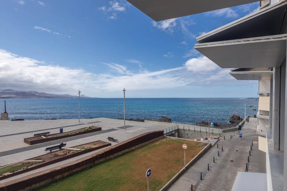 Bright Flat - Beachfront Las Canteras House in Las Palmas de Gran Canaria