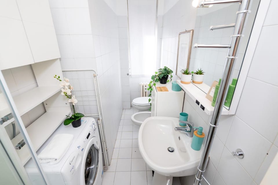 Shower, Toilet, Bathroom, towels, washing machine