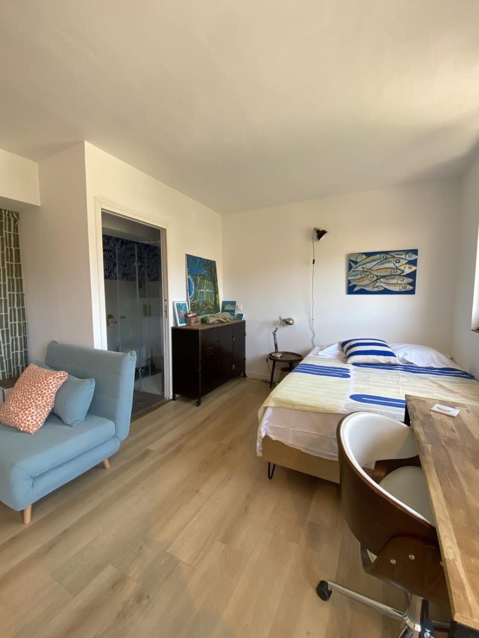 Bed, Living room, Photo of the whole room, Seating area, Bedroom