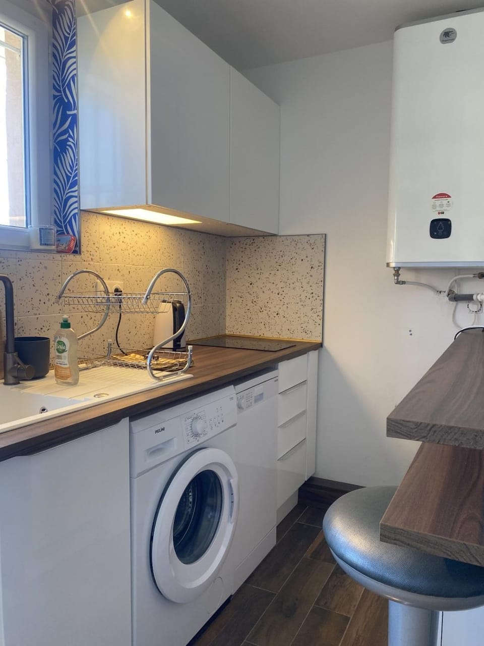 Kitchen or kitchenette, dishwasher, stove, washing machine