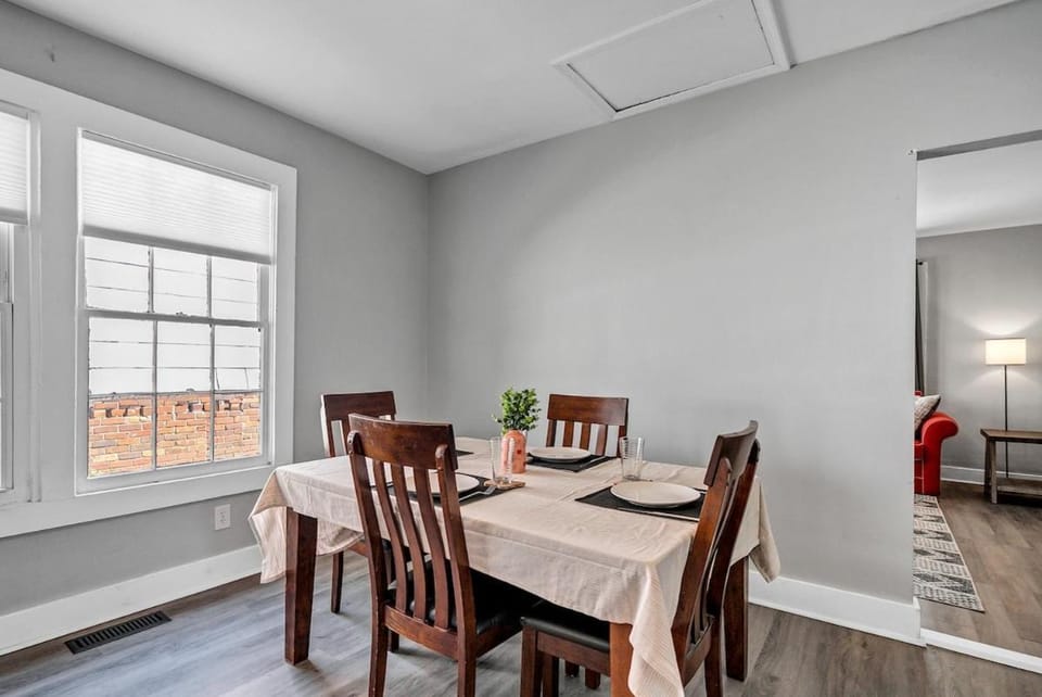 Bangalow 2B 1 BA - Minutes from 5 Points House in Columbia