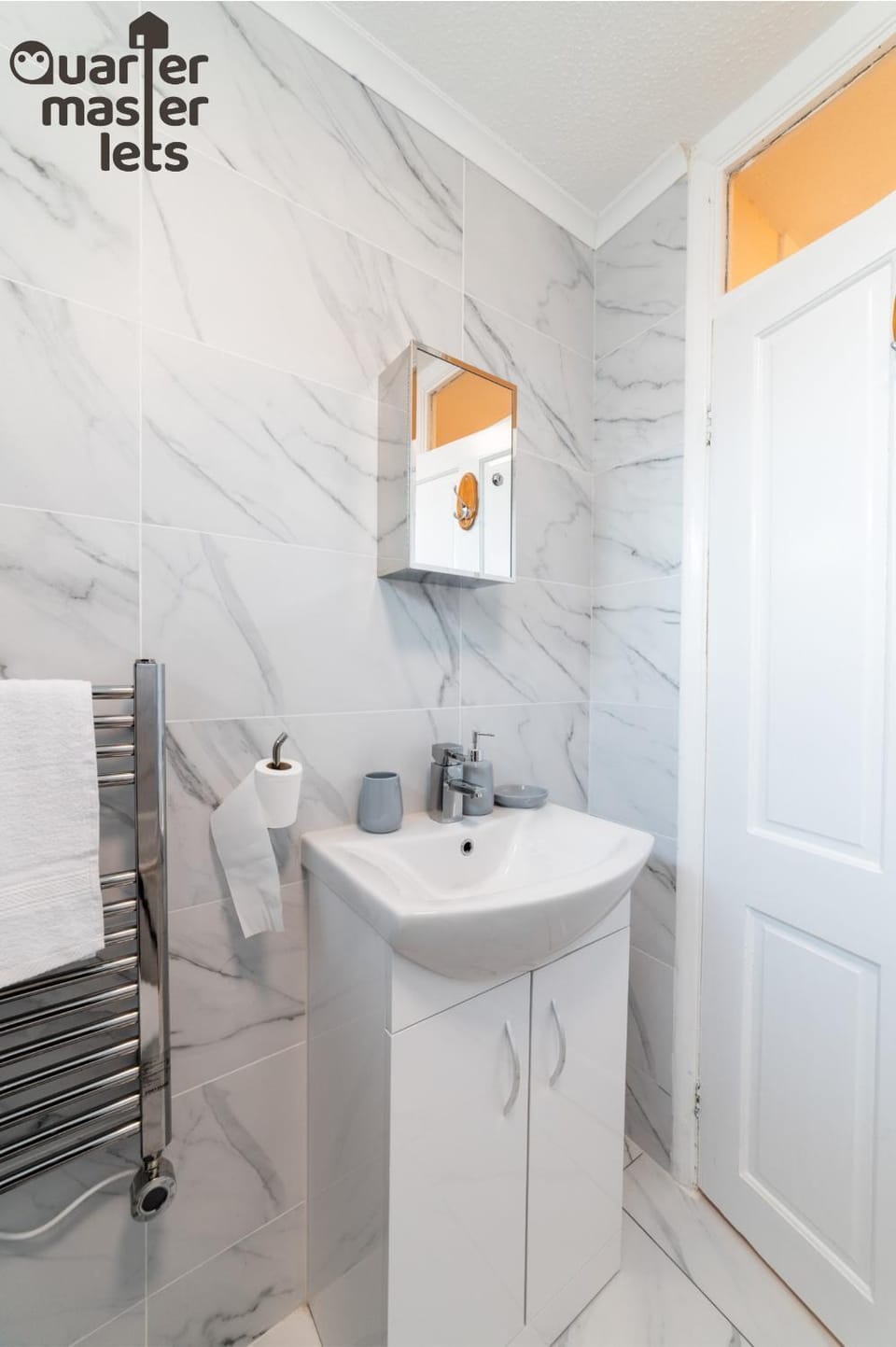 Shower, Toilet, Bathroom, Decorative detail, Bath, furniture, heating, internet, storage, towels, laundry