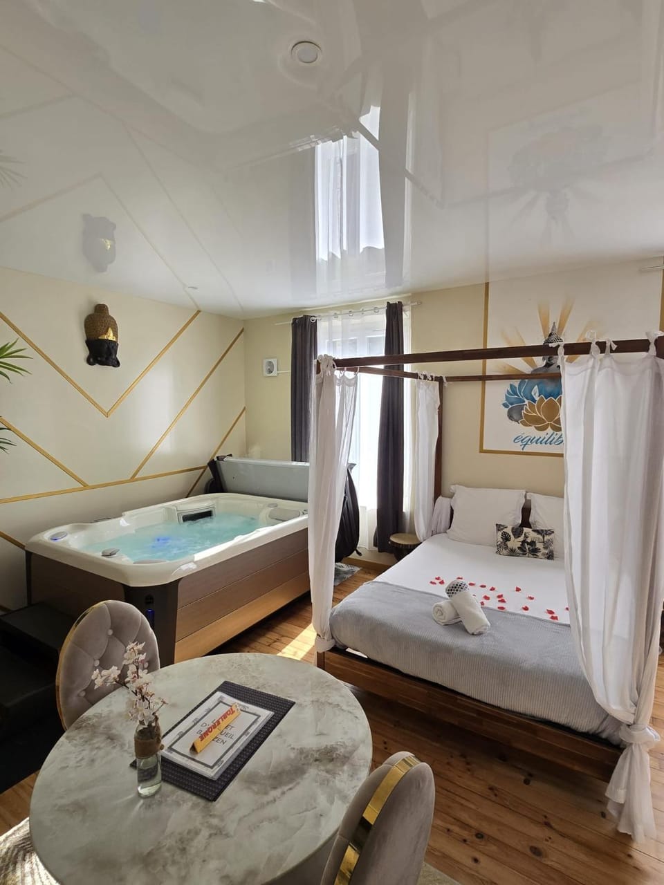 Bed, Hot Tub