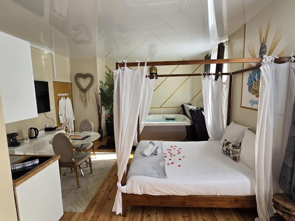 Bed, Hot Tub, kitchen