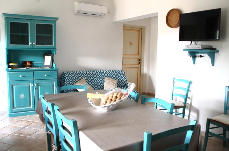 Living room, Dining area, Food, air conditioner