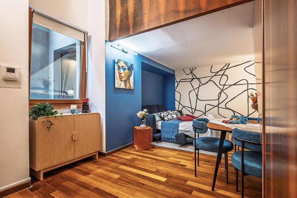 Kitchen or kitchenette, Living room, Seating area, Dining area