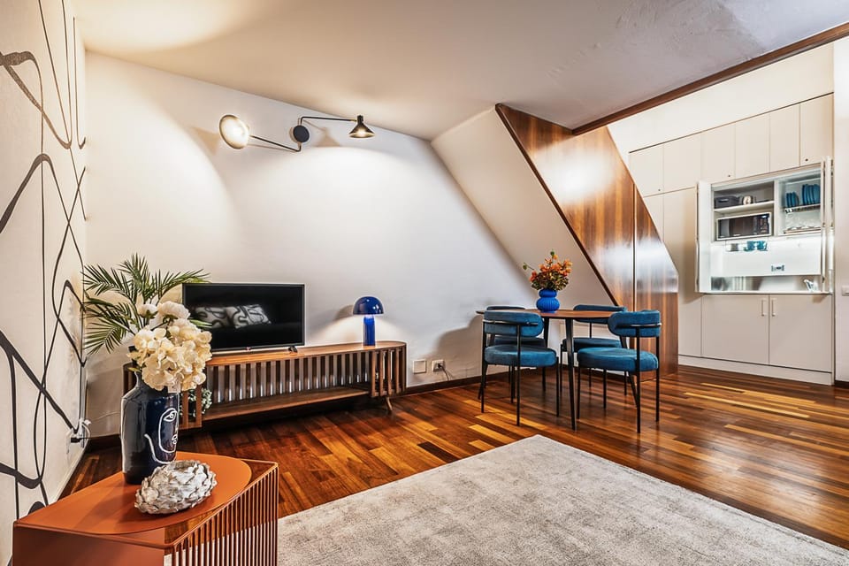 TV and multimedia, Kitchen or kitchenette, Living room, Seating area