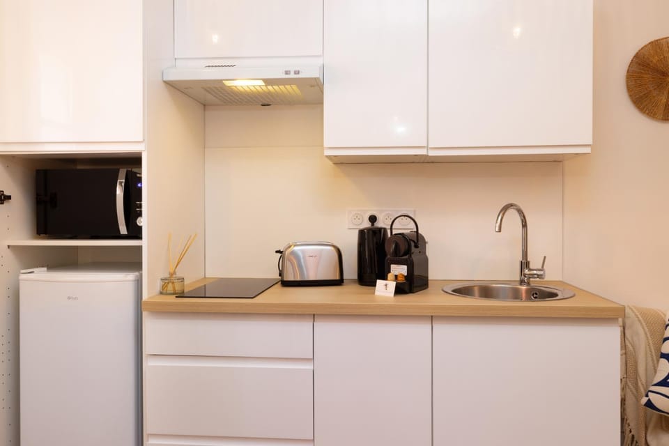 Coffee/tea facilities, microwave, stove, toaster, kitchen