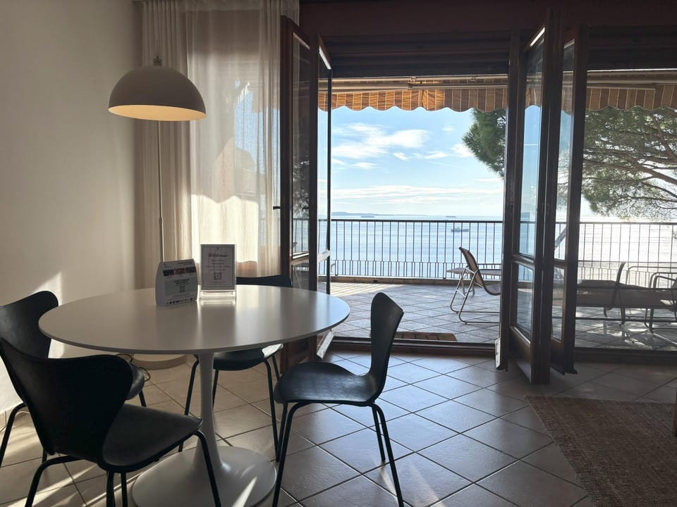 Living room, Dining area, Sea view