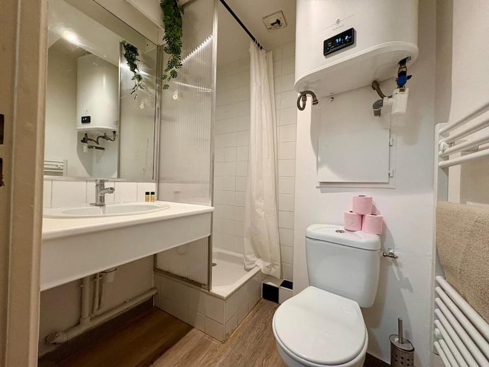 Shower, Toilet, Bathroom, towels