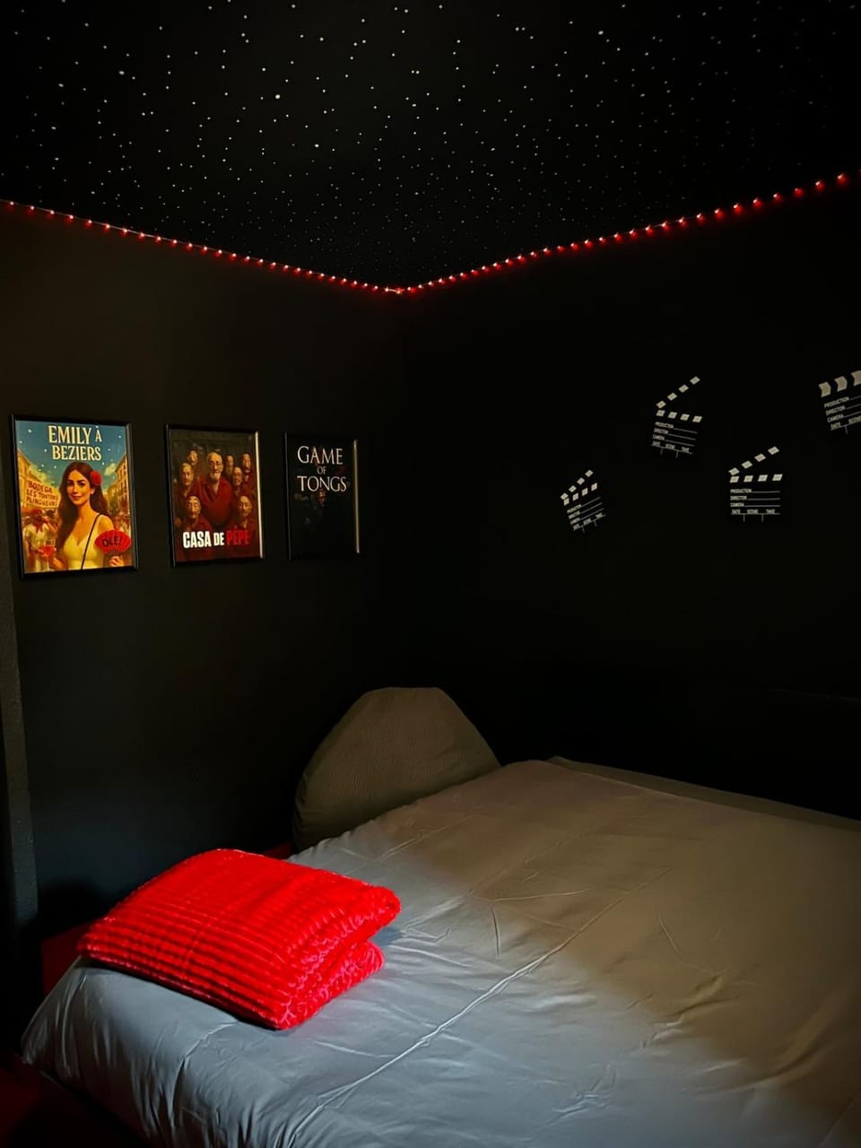 Bed, Photo of the whole room, Bedroom