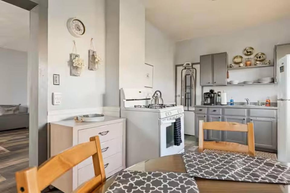 Dining area, oven, stove, toaster