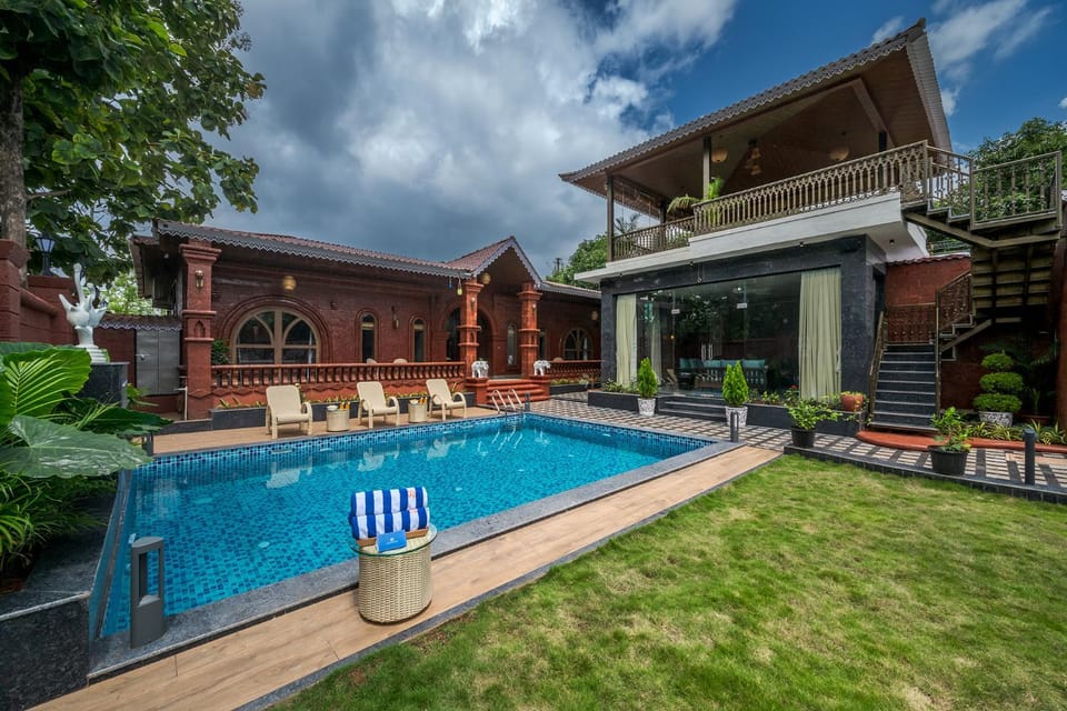 Property building, Garden, Pool view, Swimming pool, sunbed