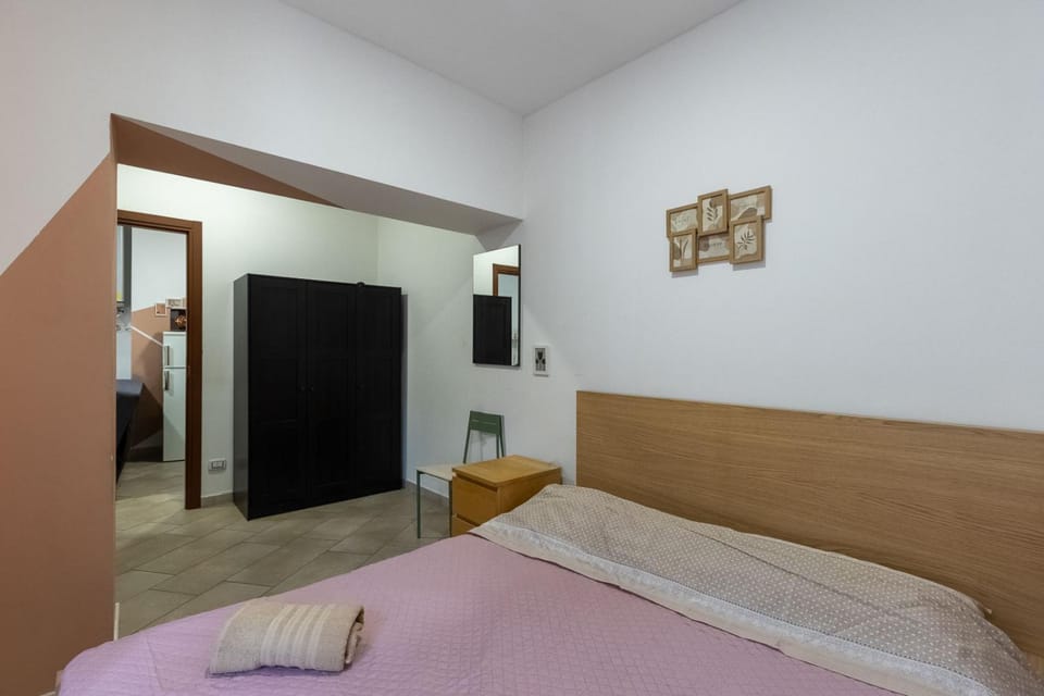 Bedroom, locker, towels, wardrobe