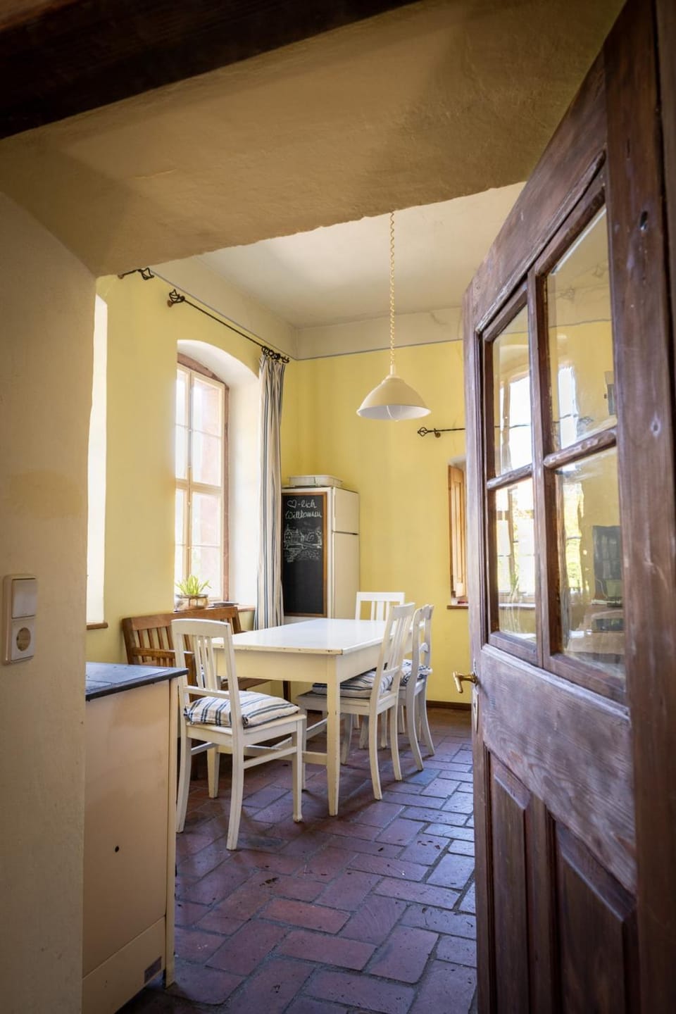 Kitchen or kitchenette, Dining area