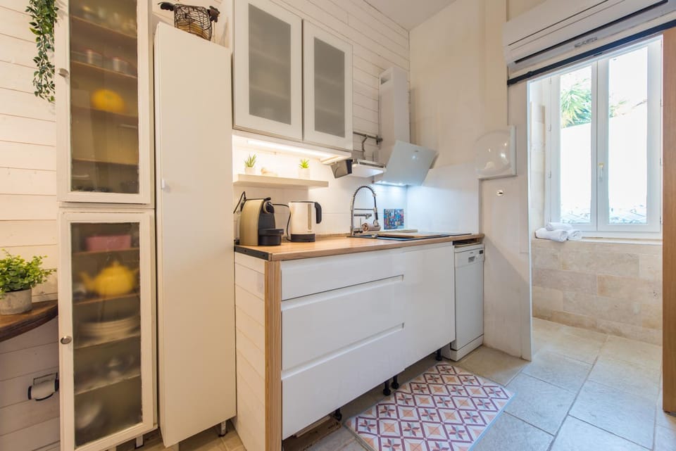 Coffee/tea facilities, Kitchen or kitchenette, dishwasher, stove