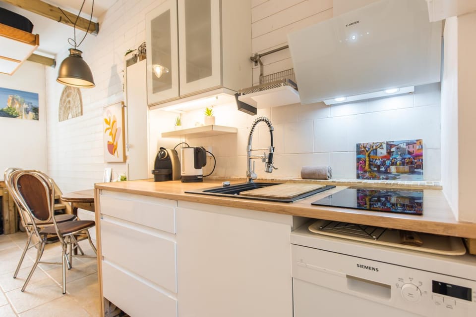 Coffee/tea facilities, Dining area, dishwasher, stove
