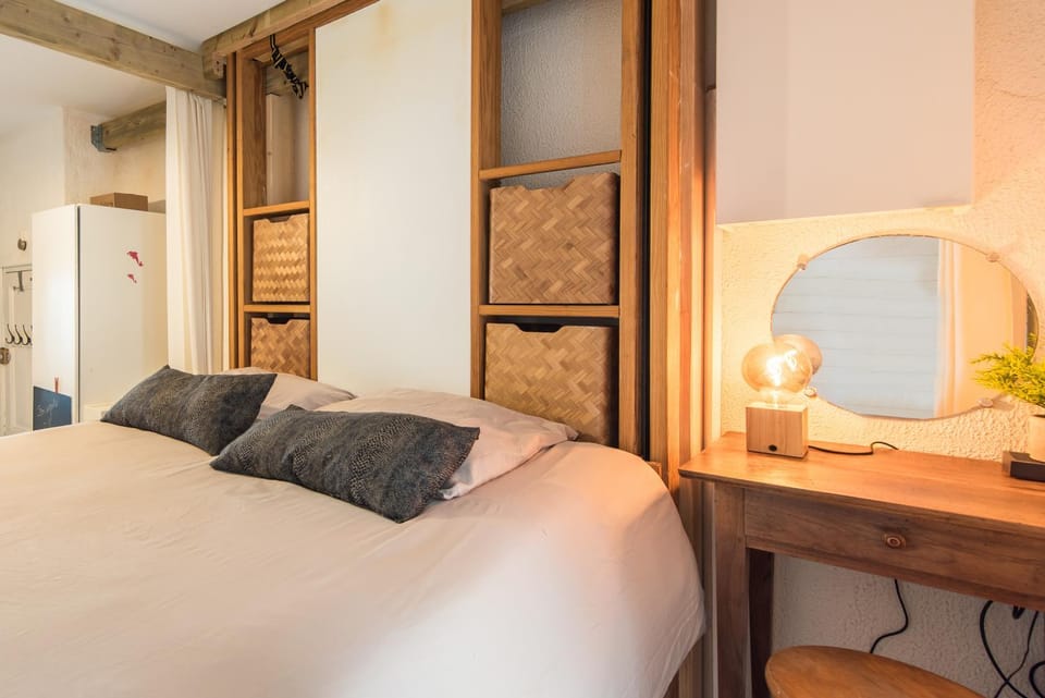 Bed, Seating area
