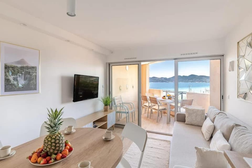 Le Cannes Beach 496 - Vue mer 180 piscine & plage Apartment in Cannes