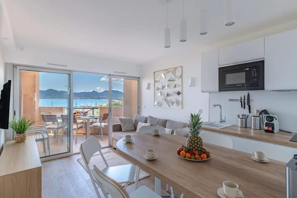 Le Cannes Beach 496 - Vue mer 180 piscine & plage Apartment in Cannes