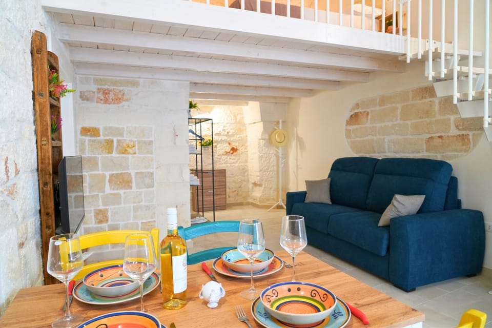 Living room, Food and drinks, Seating area, Dining area, Food