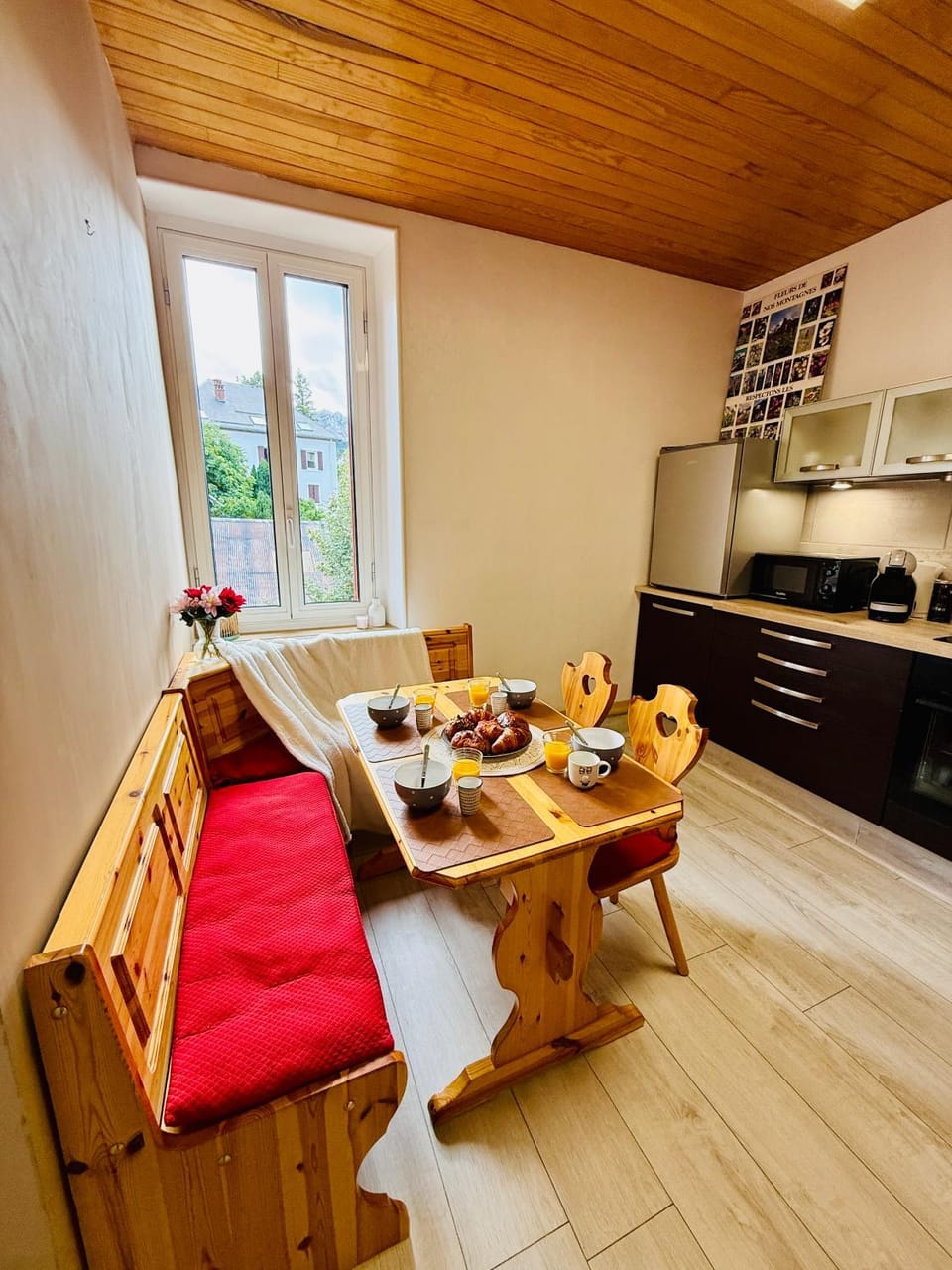 Coffee/tea facilities, Kitchen or kitchenette, Food and drinks, Dining area, stove