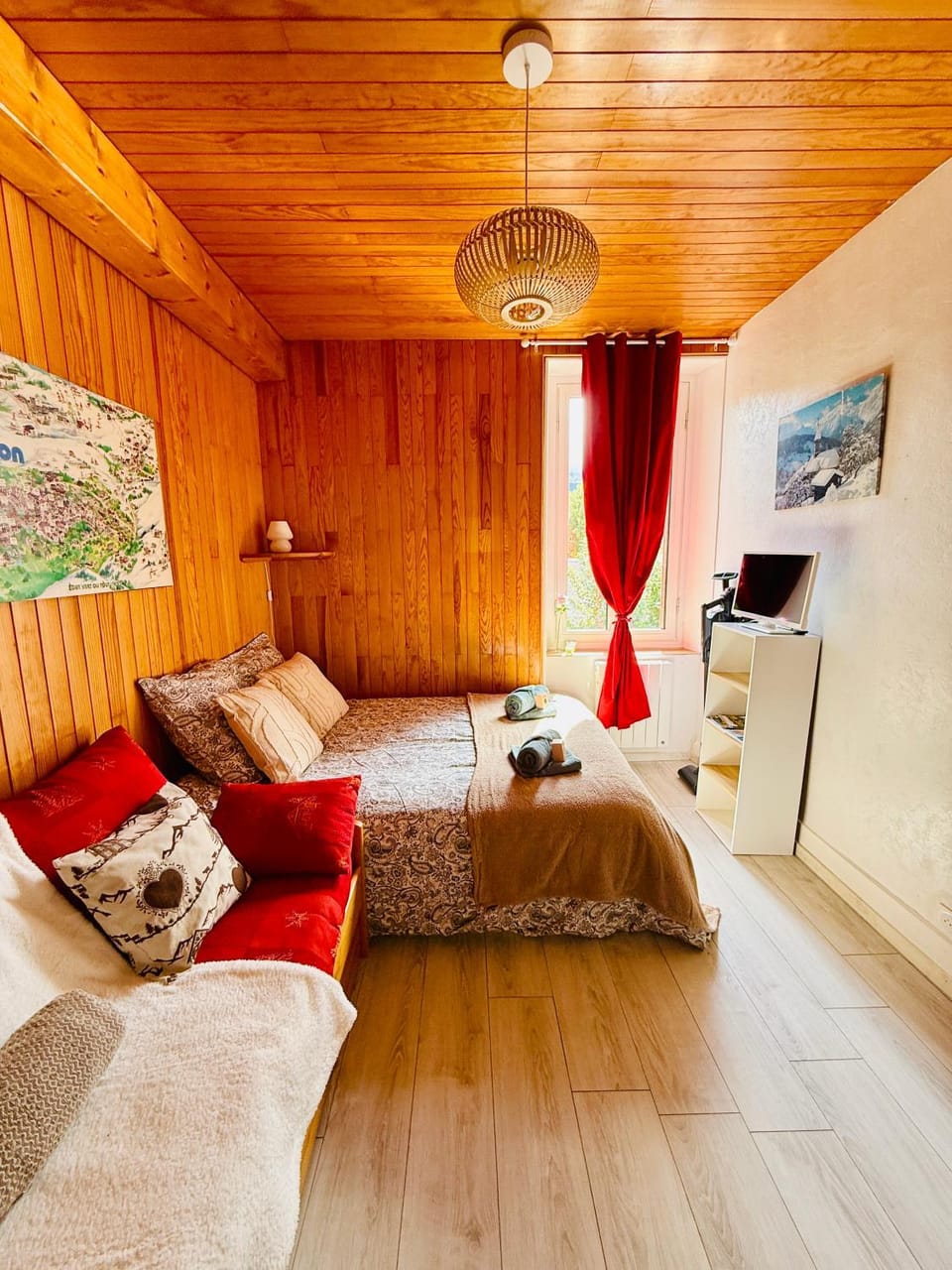 Bed, TV and multimedia, Photo of the whole room, Bedroom