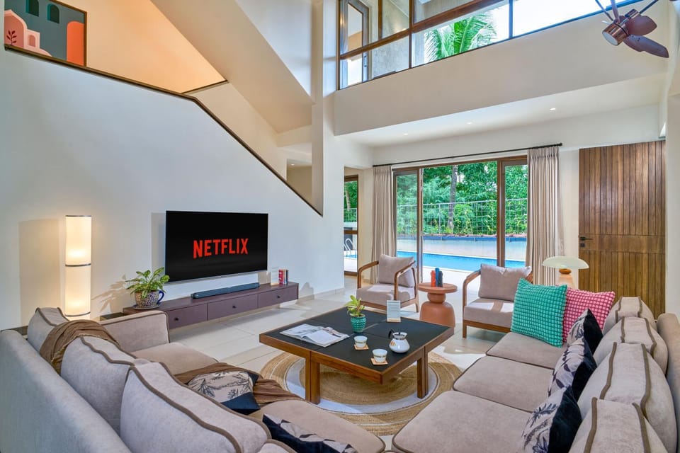 TV and multimedia, Living room, Seating area, Evening entertainment