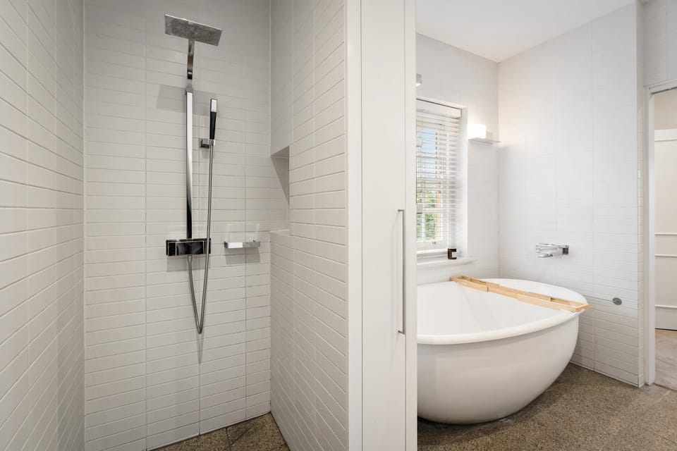 Charming Red Brick Estate in Kew 5BR & Playhouse House in Melbourne