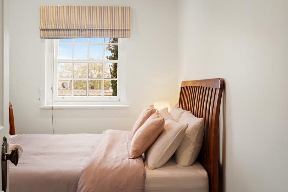 Charming Red Brick Estate in Kew 5BR & Playhouse House in Melbourne