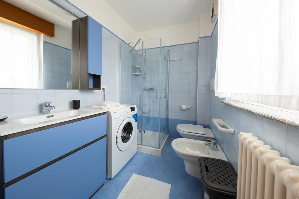 Shower, Toilet, Bathroom, towels, washing machine
